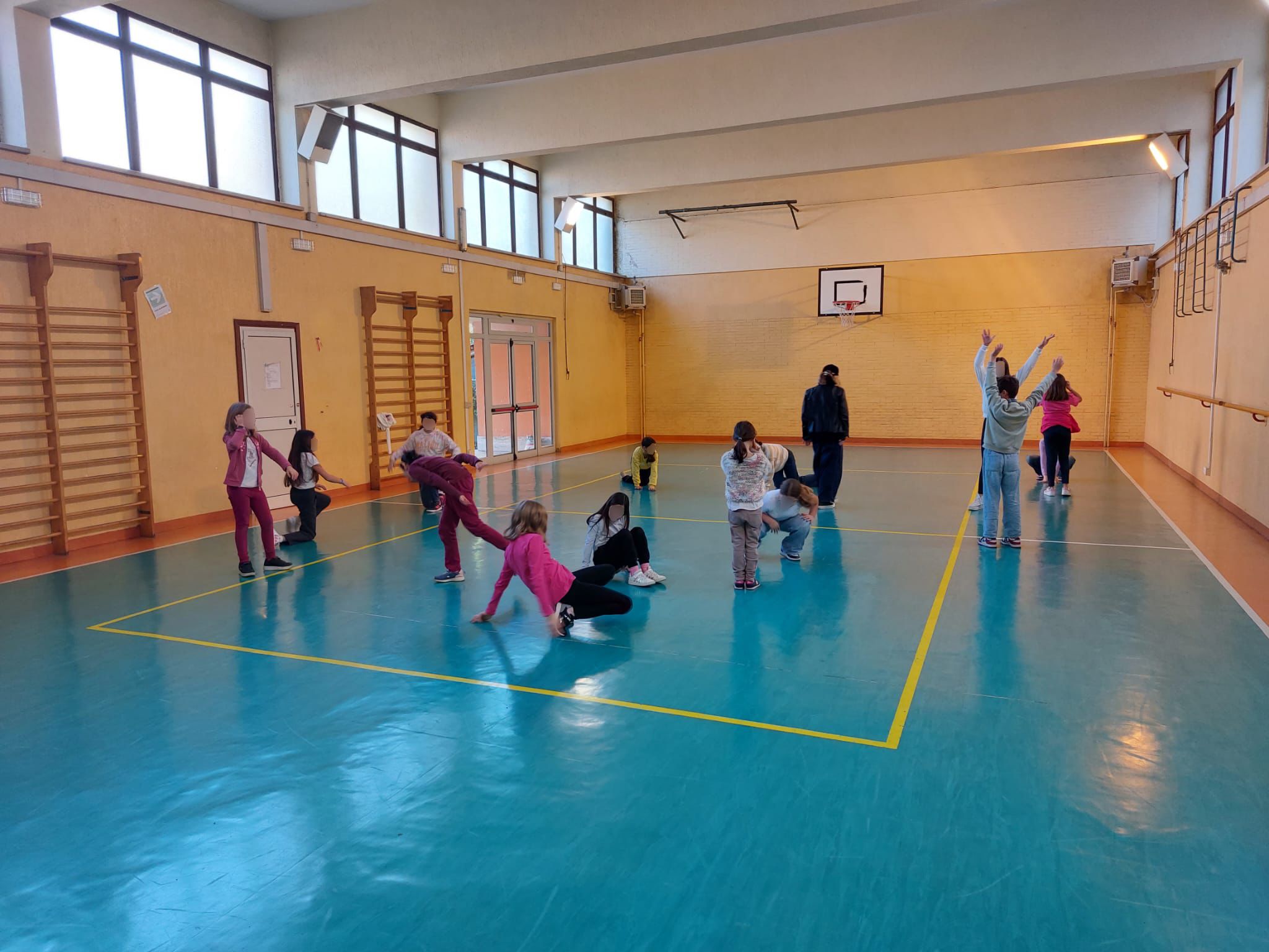 Ragazzi durante una rappresentazione teatrale in inglese